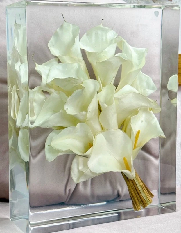 Bloco de resina pura com flores eternizadas — imagem do catálogo RS