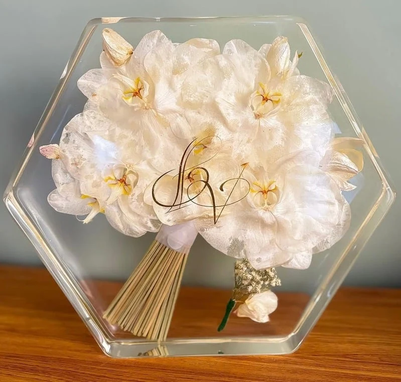 Hexágono com flores eternizadas — imagem do catálogo RS