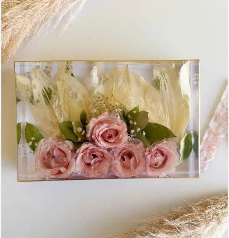 Bloco retangular com flores eternizadas — imagem do catálogo RS