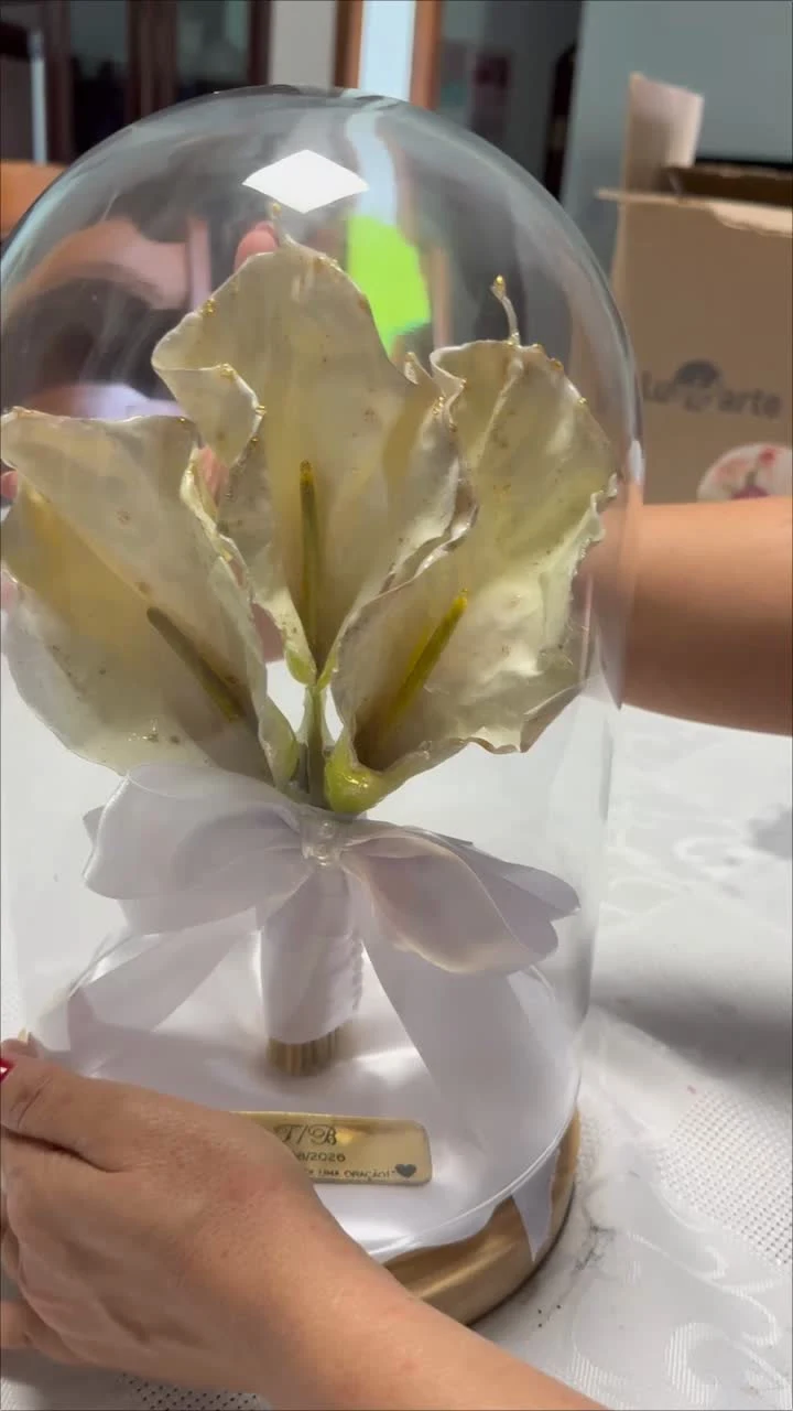 Cúpula de vidro com flores eternizadas — imagem do catálogo RS