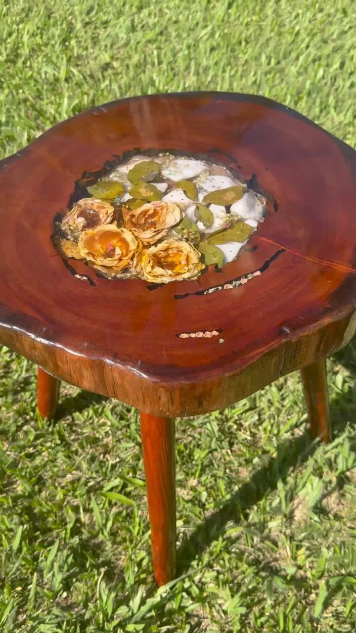 Mesa de madeira e resina